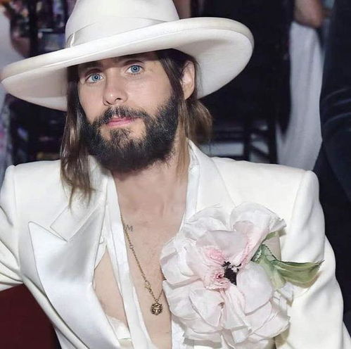 伊能靜18歲兒子穿粉紗少女裝 扮桃花妝太美,比金星當年還嬌嫩